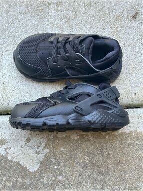 Kids All Black Nike Huarache Shoes